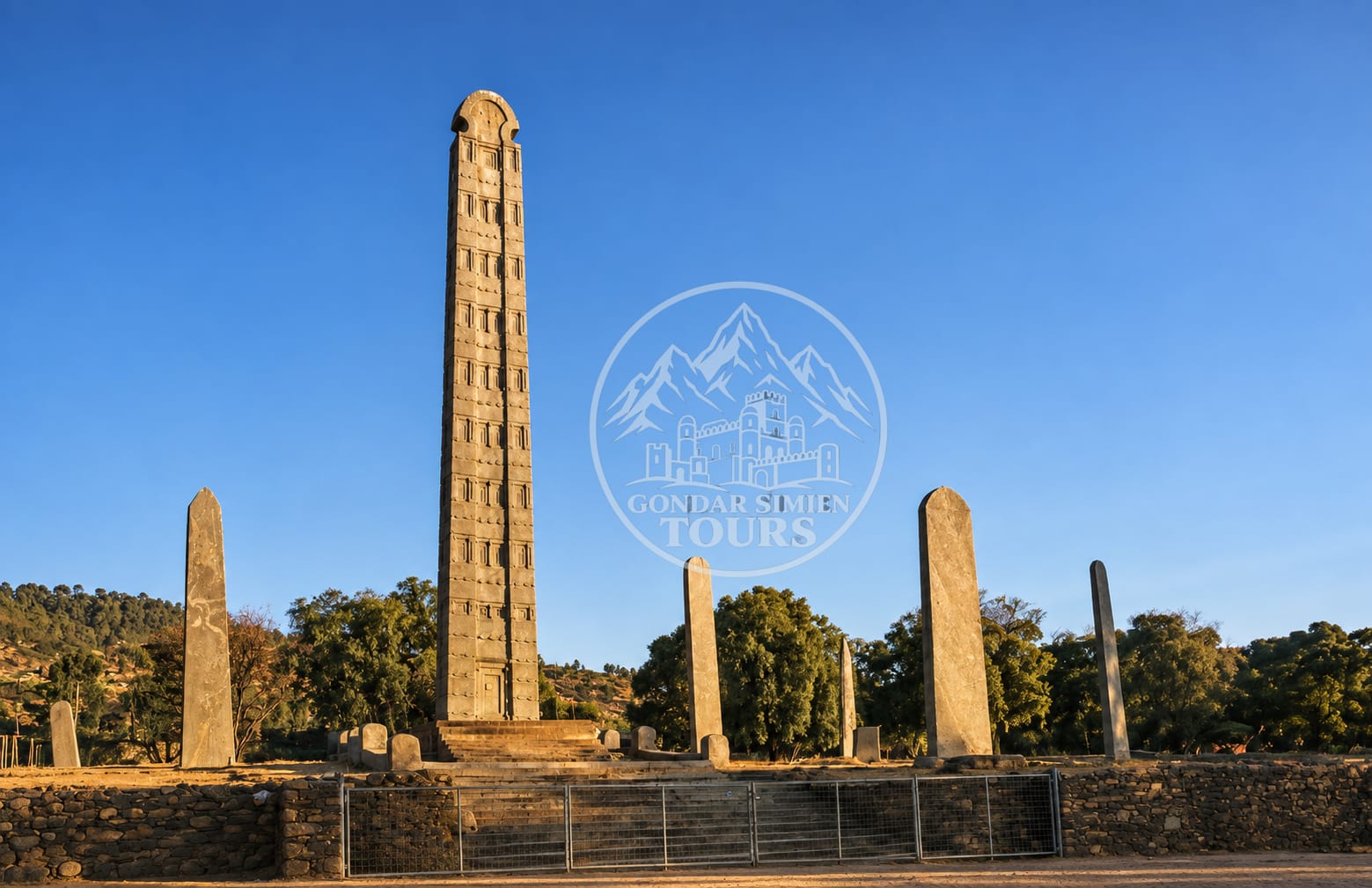 Estelas de piedra tallada en Axum bajo un cielo azul