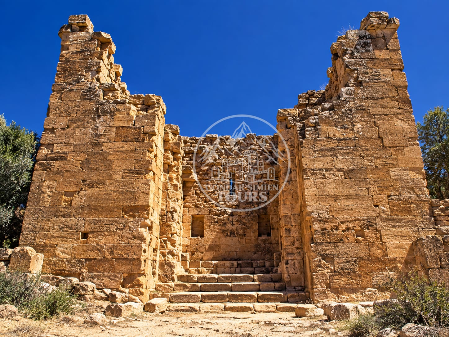 Antiguos muros de piedra y escalones en Yeha