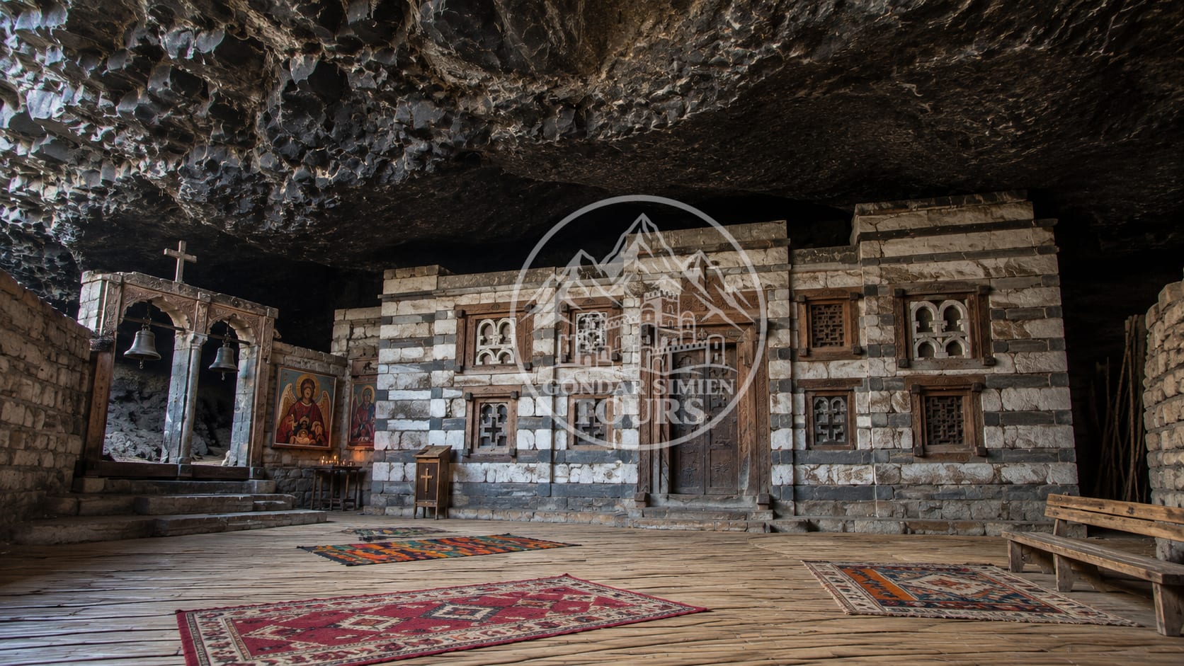 La iglesia de Yemrehanna Kristos bajo el techo rocoso de una cueva