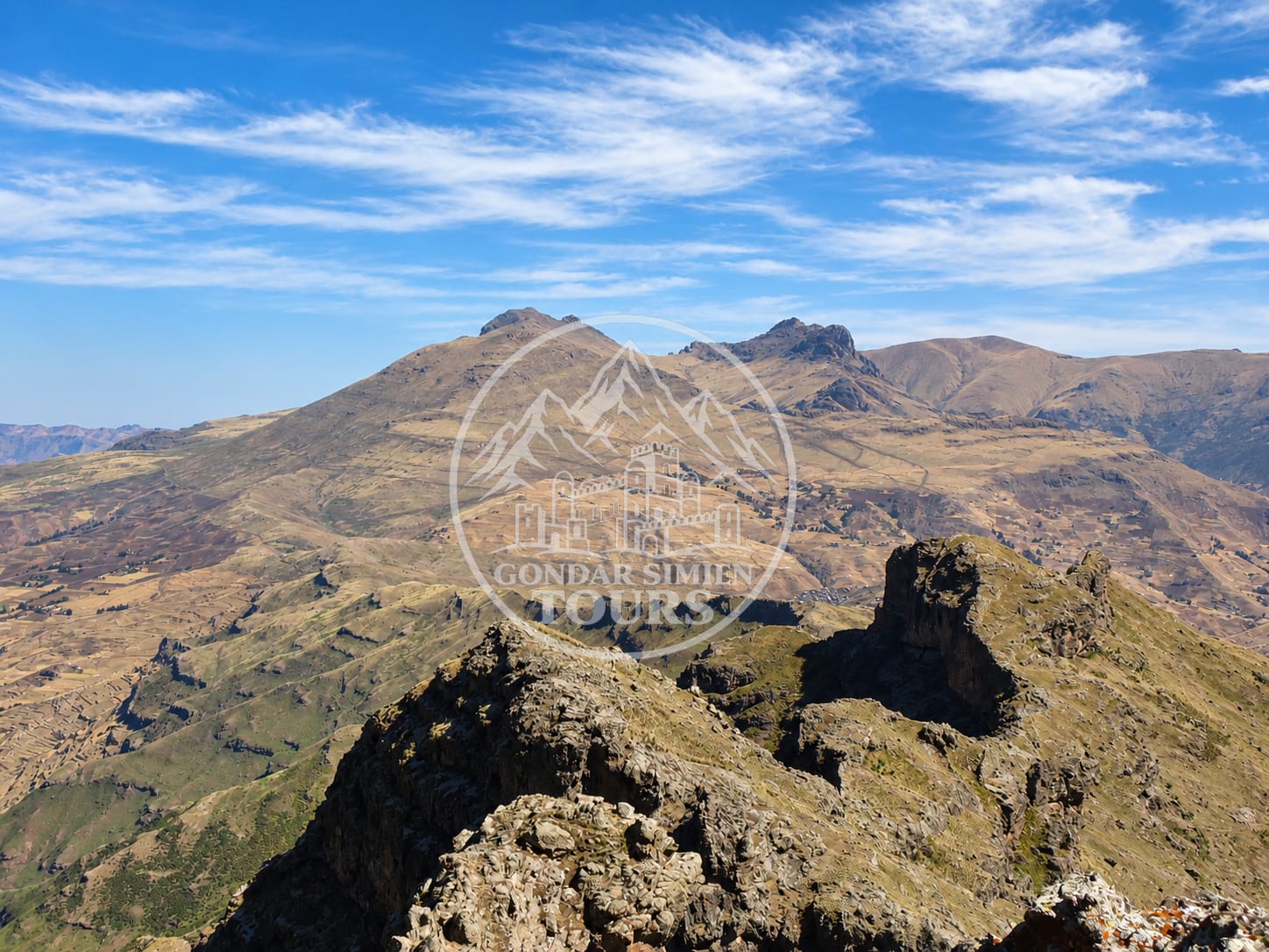 Crestas rocosas y terreno abierto de montaña alrededor de Bwahit