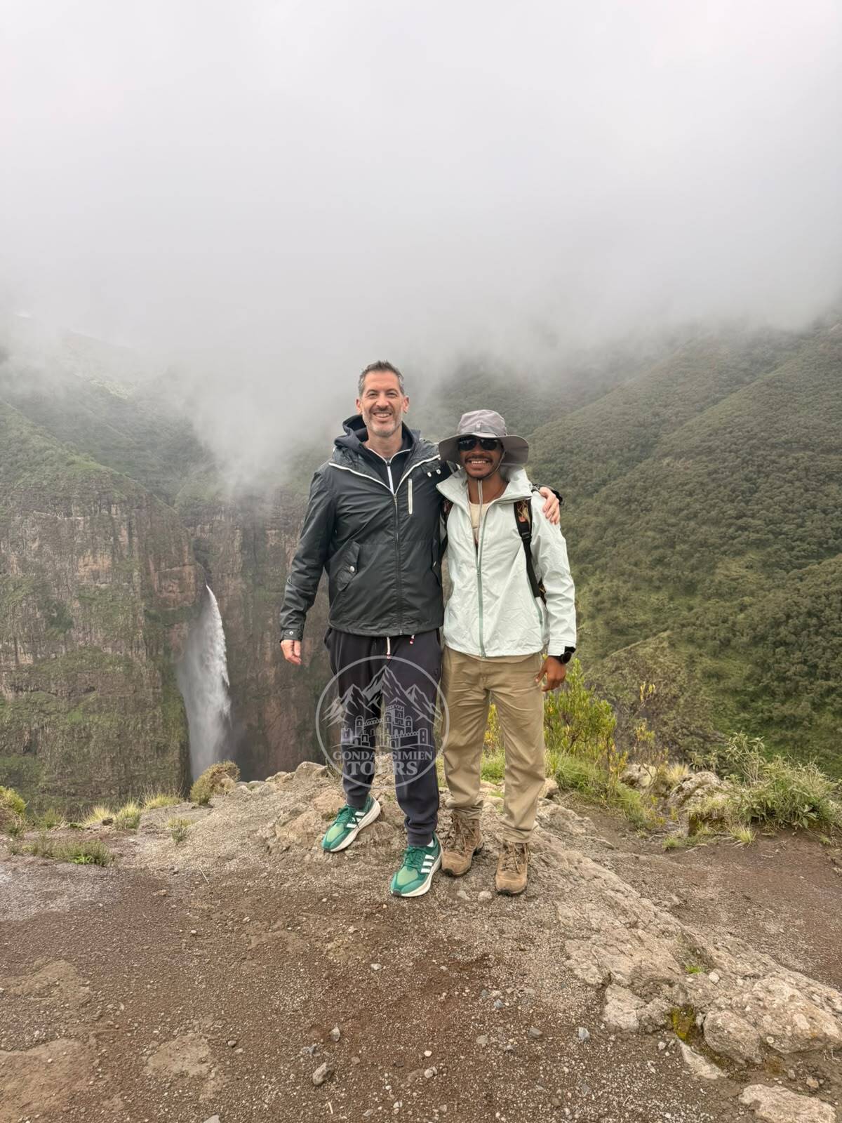 Zwei Besucher am Aussichtspunkt Jinbar Waterfall