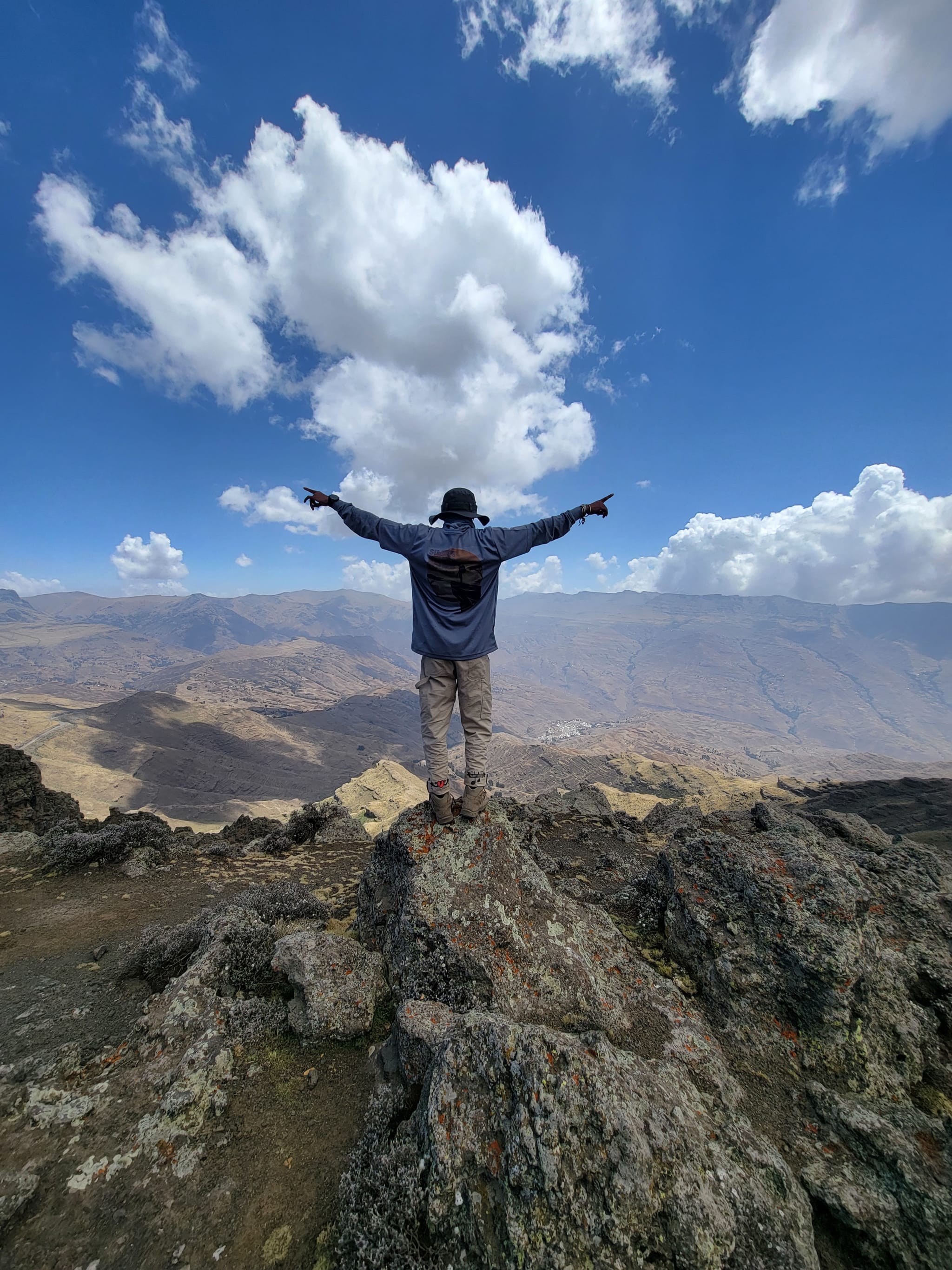 Ein Wanderer mit Blick auf die Berge bei Buyit Ras