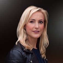 A circular avatar of Laura Richards