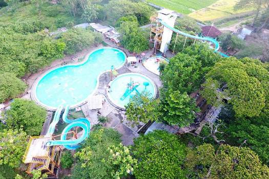 Asyiknya Waterboom di Obyek Wisata Mata Air Cokro Klaten