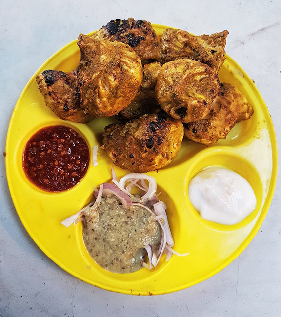6 Best Street Food Haunts In Dwarka That Dish Up Yummy Momos, Shawarmas