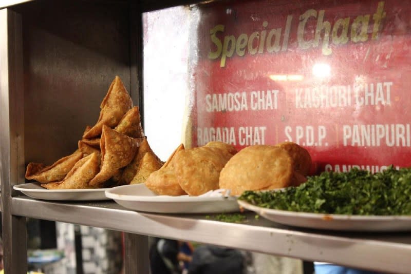 Best Street Food & Cafés in Pune – vibrant street food stalls on FC Road