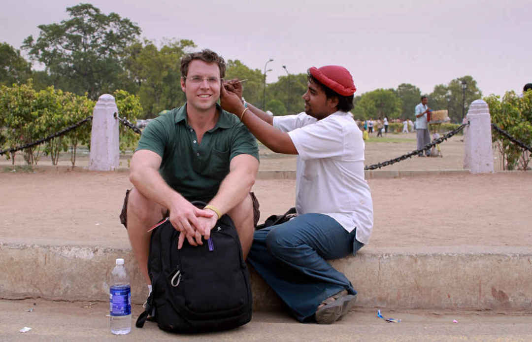 Talk About Desi Jugaad! Check Out These 'Ear Cleaners' Squatting All