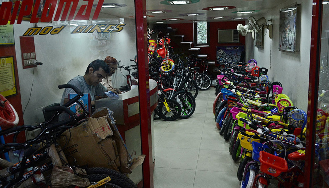 cycle shop at jhandewalan