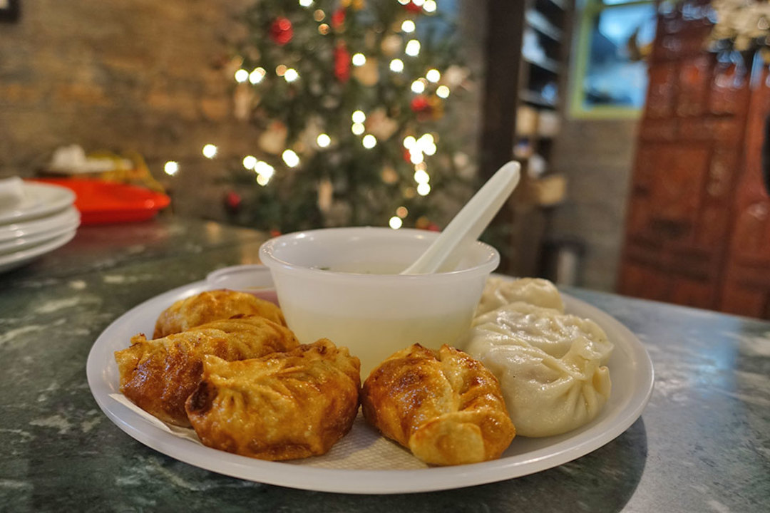 Chicken Momos For Rs 150 HERE In Dilli Haat | So Delhi