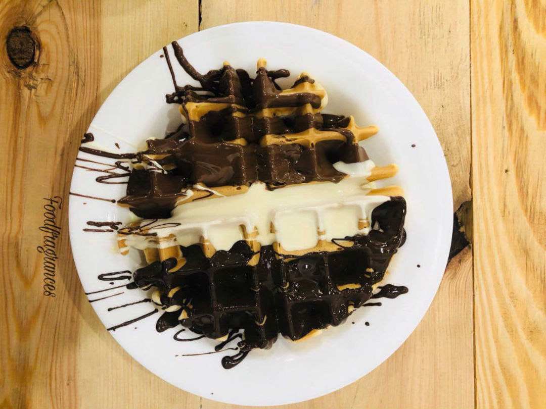 This Waffle Has White & Dark Chocolate + Nutella! So Delhi