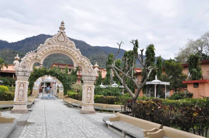 Best Ashrams In Rishikesh | So Rishikesh