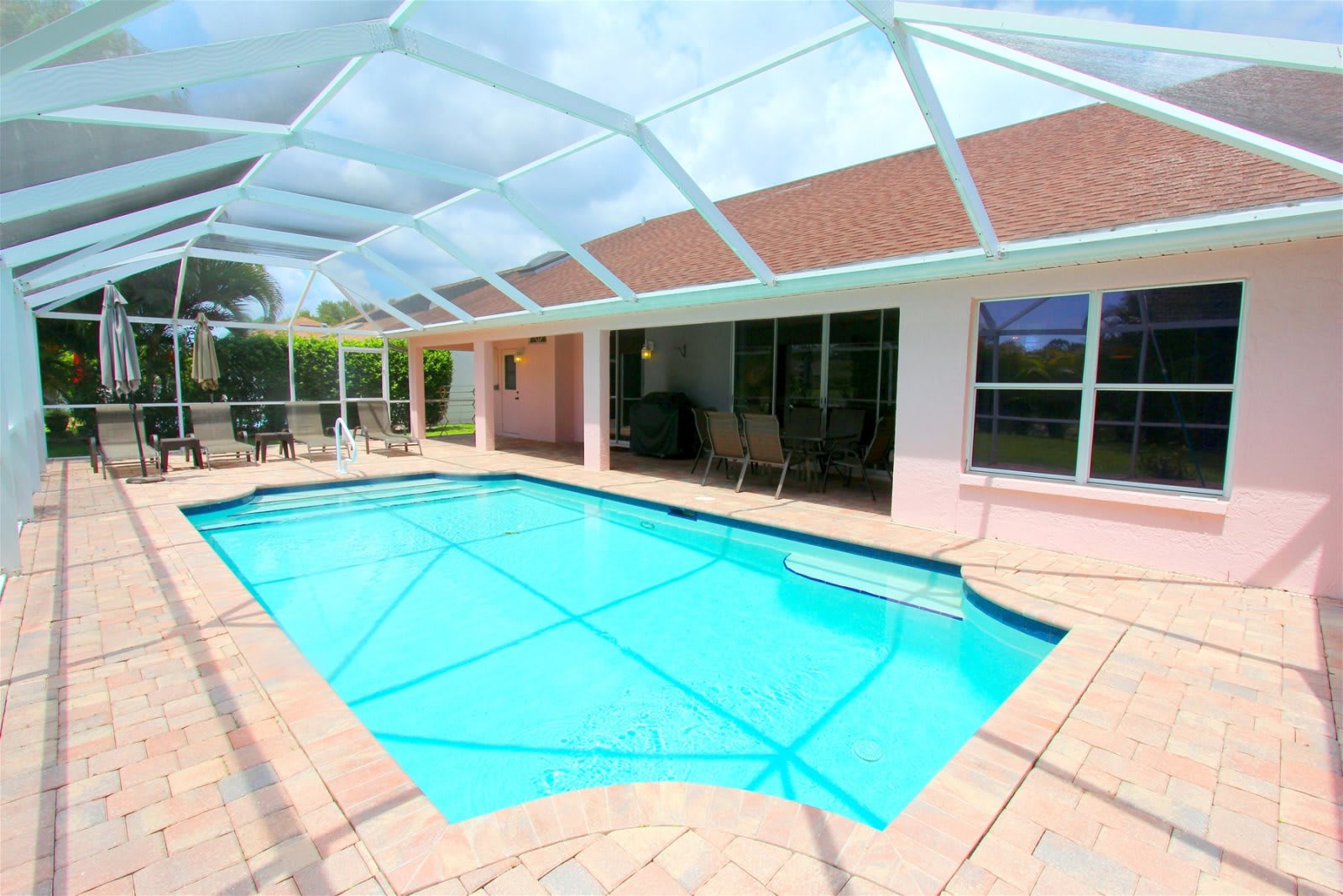 Casa con piscina grande y reluciente con vista al lago
