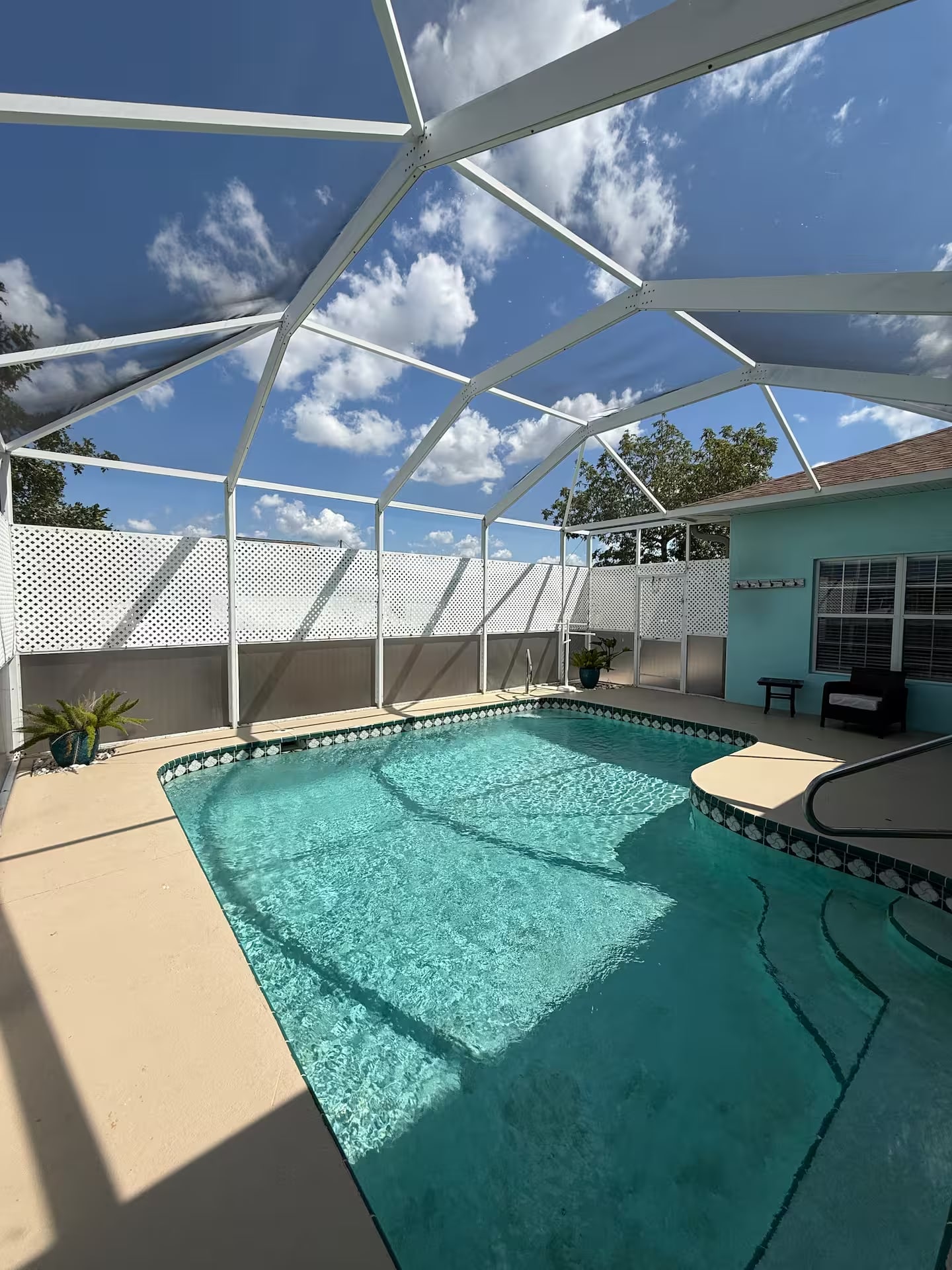 Villa Sunshine: Elegante y Moderna Casa de 4 Habitaciones con Piscina