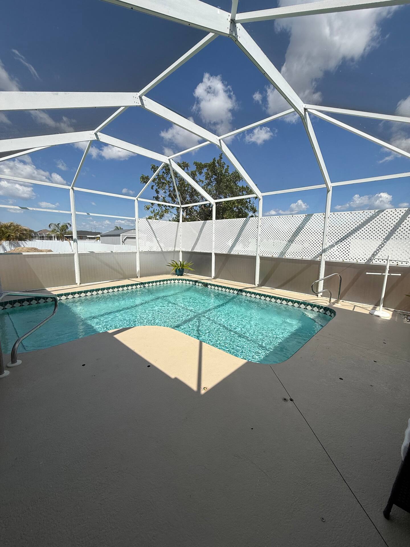 Villa Sunshine: Elegante y Moderna Casa de 4 Habitaciones con Piscina