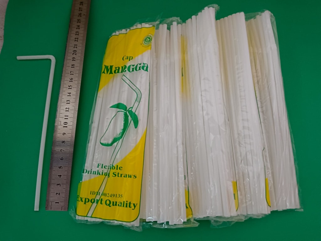 Sedotan Bengkok Fleksibel Putih di qeong.com Sedotan Bengkok Fleksibel Putih di qeong.com