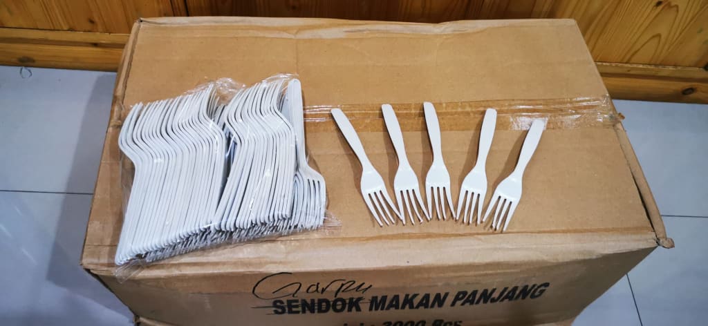 Sendok & garpu makan panjang biasa di qeong.com Sendok & garpu makan panjang biasa di qeong.com