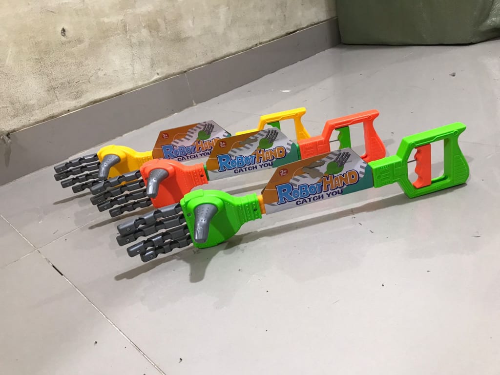 MAINAN ANAK TONGKAT TANGAN ROBOT JEPIT / 2592 di qeong.com