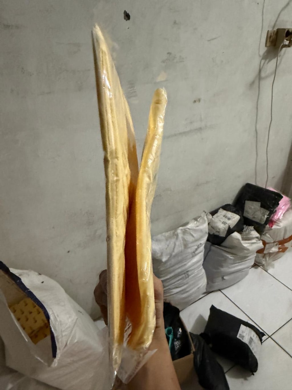 KANEBO SERAP AIR SUPER – UKURAN 66 × 43 cm - 1 karung berisi 90 pcs di qeong.com