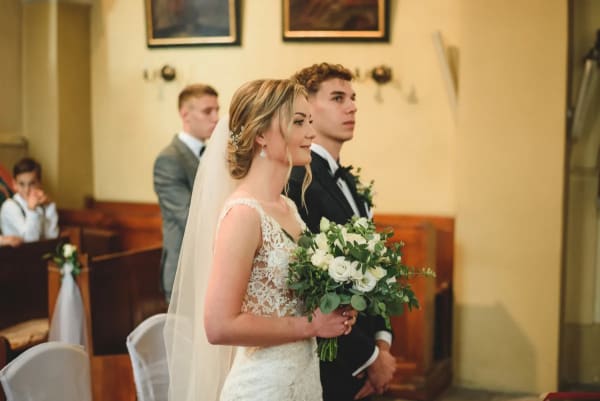Panna młoda i pan młody podczas ceremonii zaślubin