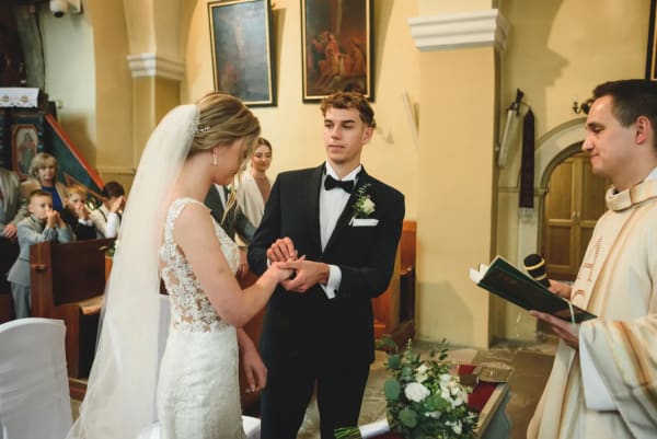Wymiana obrączek podczas ceremonii ślubnej