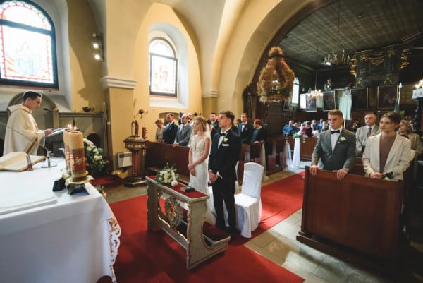 Ceremonia ślubna w drewnianym kościele — szeroki kadr