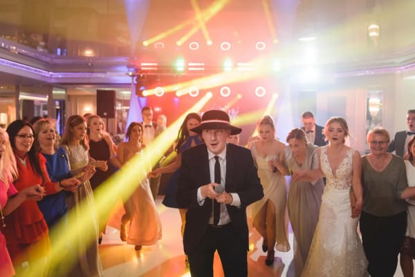 Zabawa weselna przy muzyce granej przez DJ-a