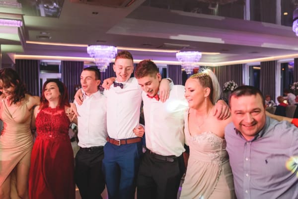 Przyjaciele pary młodej pozują podczas zabawy