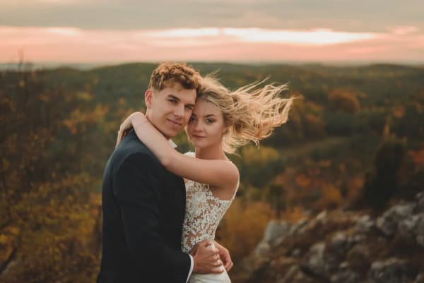 Portret pary młodej z rozwianymi włosami o zachodzie słońca