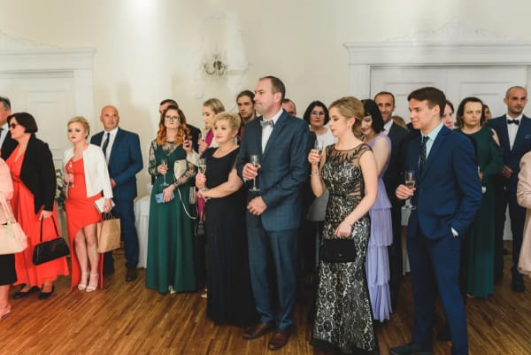 Goście weselni z kieliszkami podczas powitalnego toastu