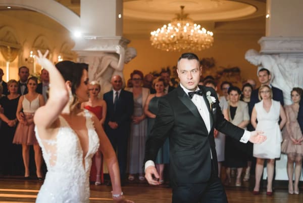 Panna młoda z uniesioną ręką w trakcie pierwszego tańca
