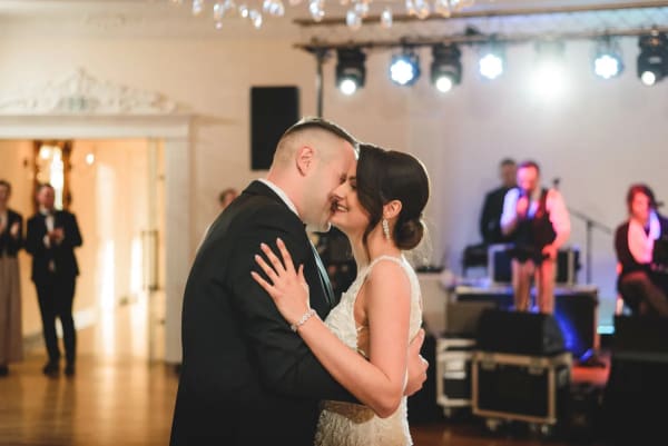 Para młoda przytulona w trakcie pierwszego tańca