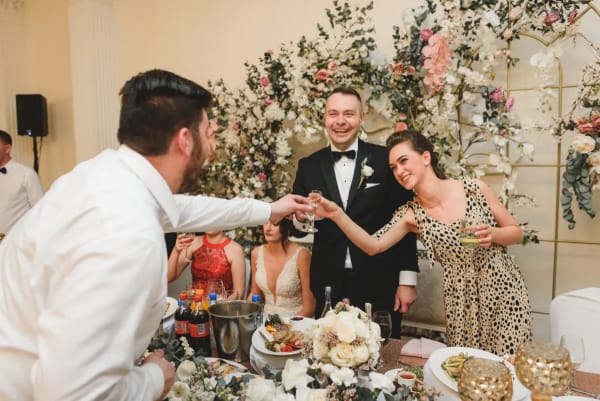 Stuknięcie kieliszkami przy stole pary młodej
