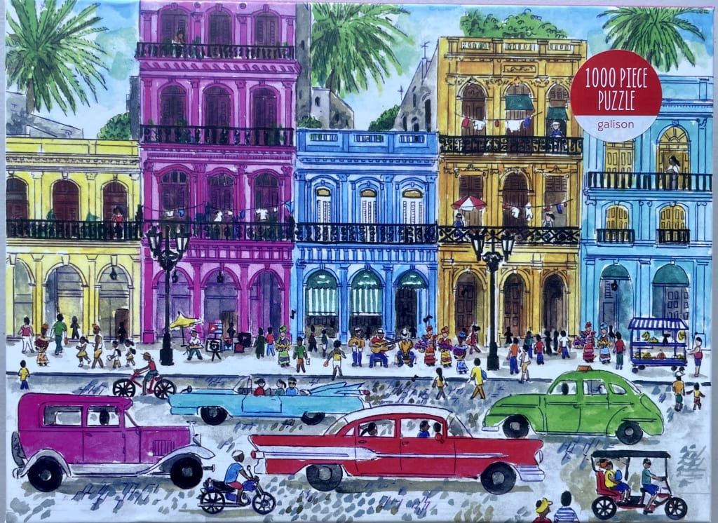 Watercolor illustration of a busy, colorful street scene in Havana with vintage cars and colonial buildings.