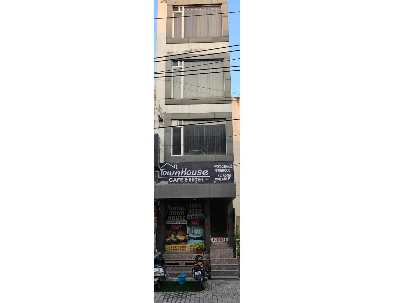 Town house cafe and hotel — photo 1