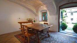 Dining table with view to the yard