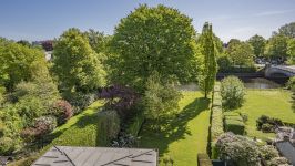 Extensive views over the garden and Alster Canal