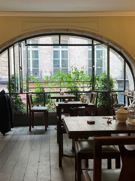 Vue intérieure de la salle située au 1er étage du Café Verlet