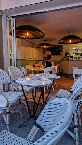 Prise de vue de la terrasse de la brasserie Coco, avec en arrière-plan l'intérieur de la salle