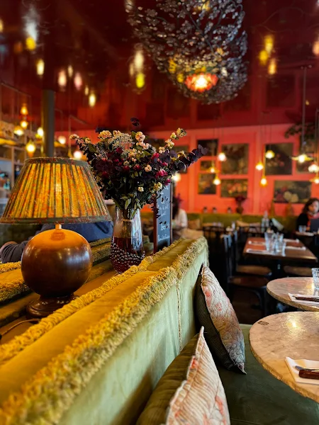 détails d'une assisse en velours à franges à l'intérieur du café Bohème dans le 15ème arrondissement de Paris