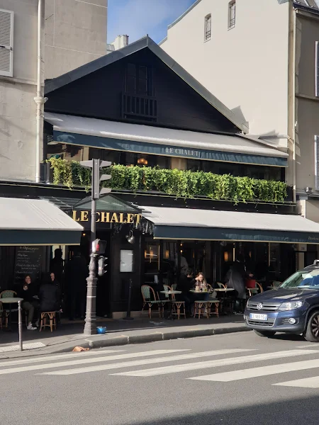 Photo de la terrasse du Chalet XVI, un café typique du 16ème arrondissement de Paris, prise depuis l'angle de la rue de la Tour et de la Rue de la Pompe