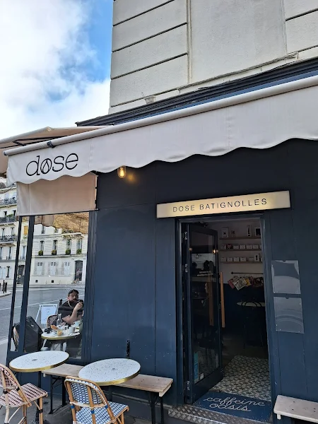 Photo de la terrasse et de l'entrée du café Dose