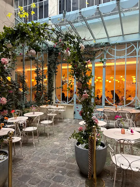 Vue du patio de Bontemps avec en fond l'intérieur de la pâtisserie, où l'on peut déguster des gâteaux faits maison