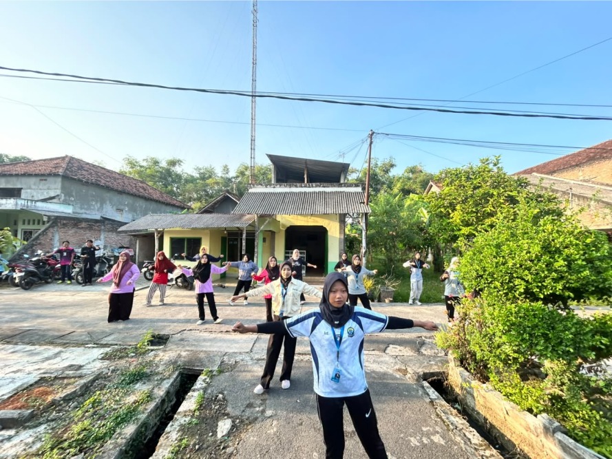 Semangat Pagi di Hari Minggu, Warga Rw.01 Desa Parengan Antusias Ikuti Senam Sehat Bersama