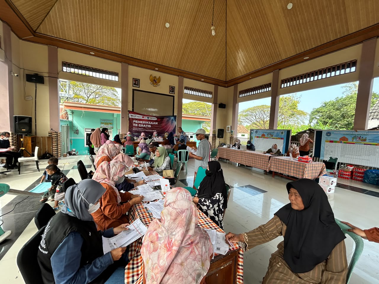 Mahasiswa UM BBM Dampingi Pemeriksaan Kesehatan Gratis dan Skrining Tuberkulosis (TB) di Balai Desa Parengan
