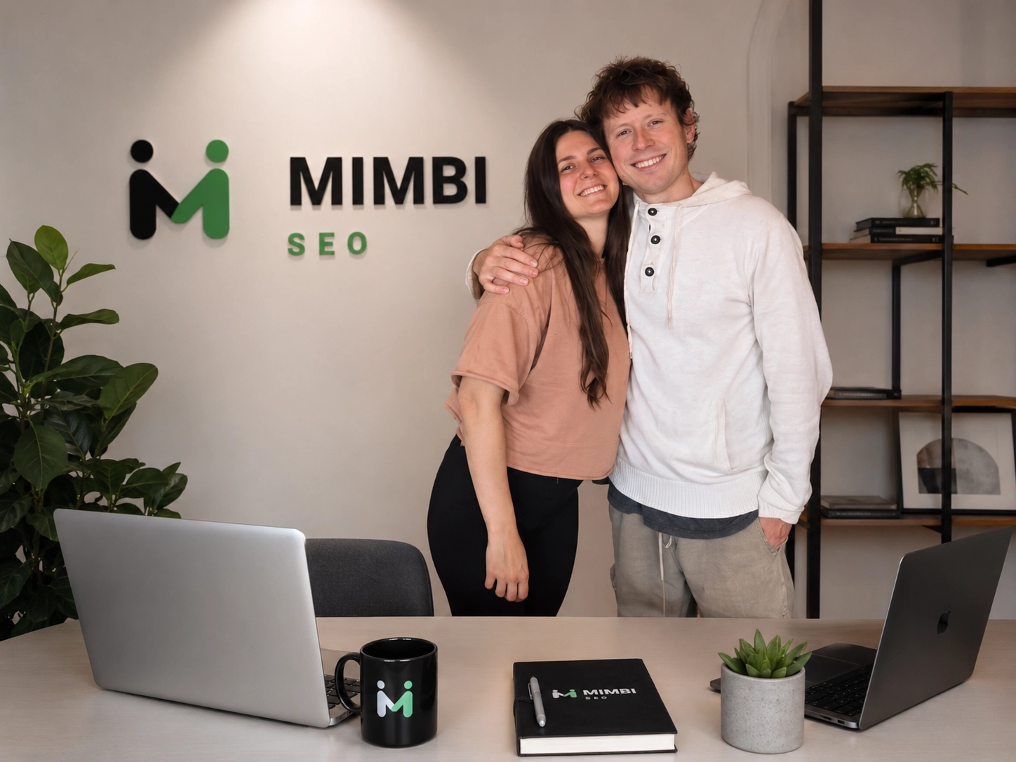 Cristian y Cybel trabajando juntos en Mimbi SEO