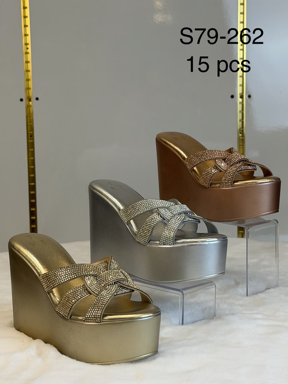 S79-262 — Sabot femme compensé à brides croisées et ornement central strassé