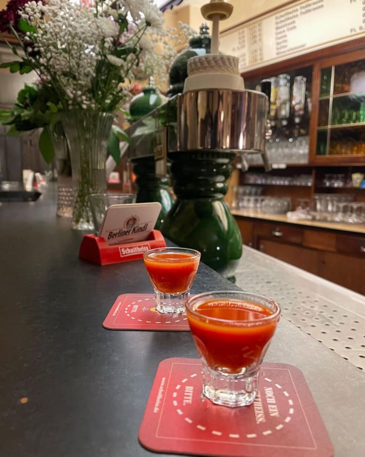 Alt-Berliner Bierlokal Bienenkorb Mexikaner shot