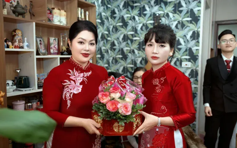 Áo Dài Trung Niên Sang Trọng: Cách Chọn Form Dáng Và Họa Tiết