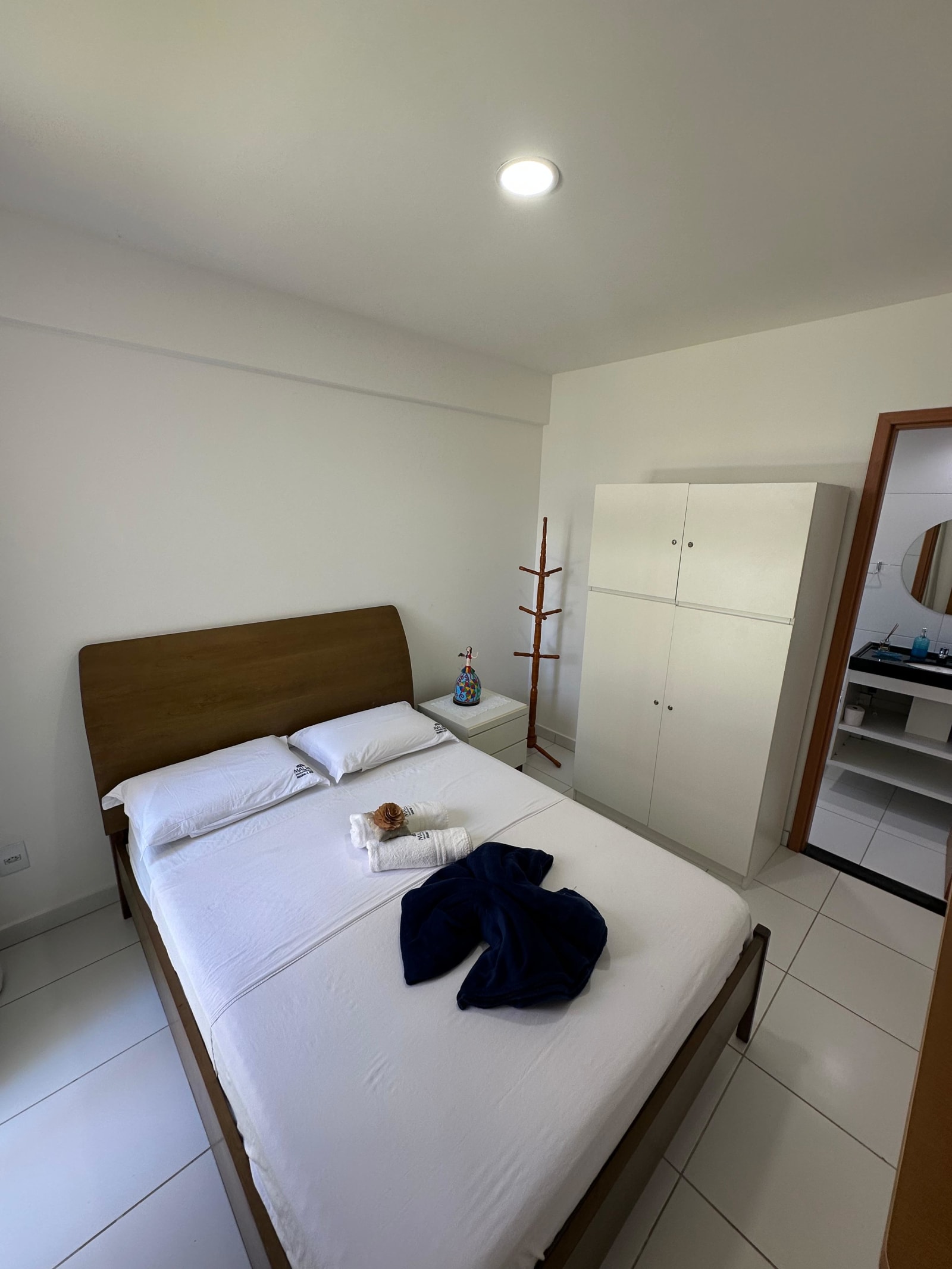 Quarto com armário no apartamento do Malia Beach Experience