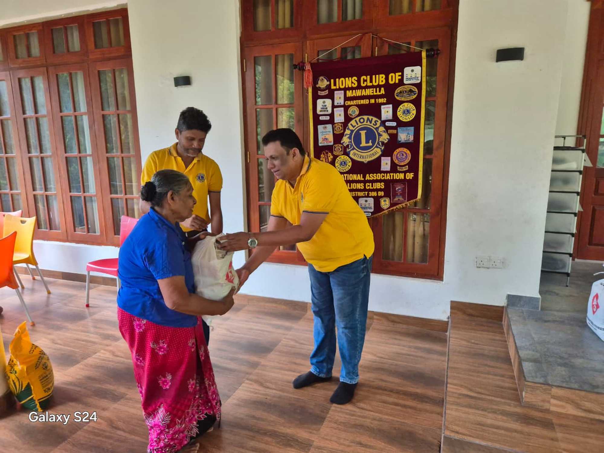 Distributing dry rations among needy families. photo 3